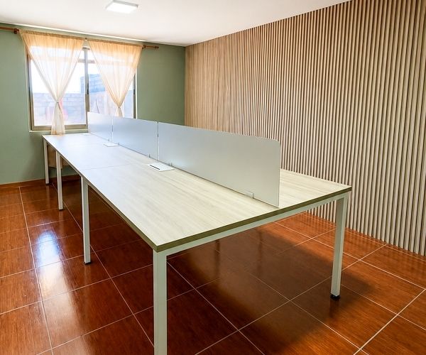 Mesas de oficina para trabajo, reuniones y espacios corporativos