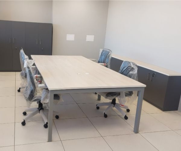 Mesas de oficina para trabajo, reuniones y espacios corporativos